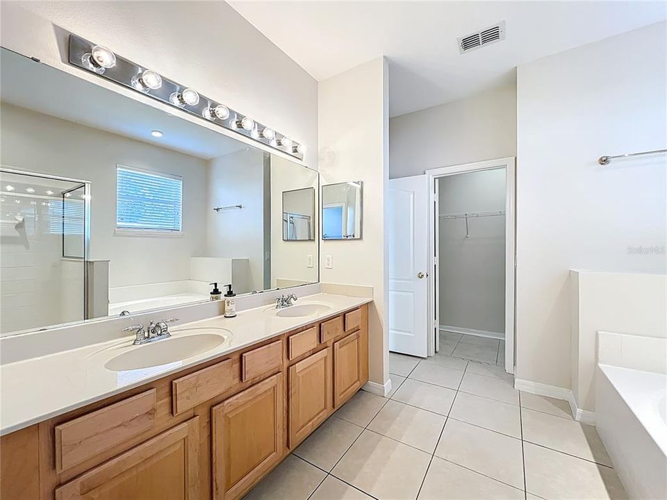 En Venta: $459,900 (4 camas, 3 baños, 2363 Pies cuadrados)