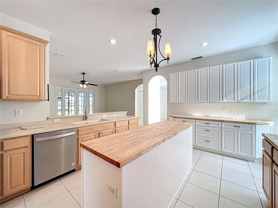 En Venta: $459,900 (4 camas, 3 baños, 2363 Pies cuadrados)