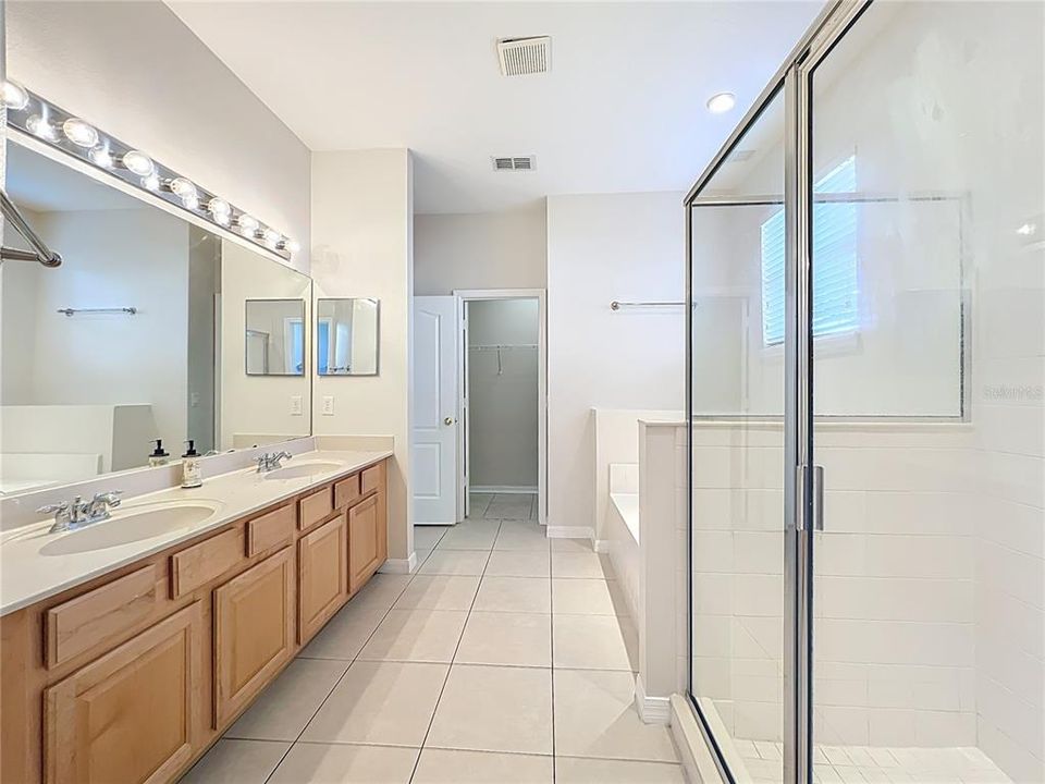 En Venta: $459,900 (4 camas, 3 baños, 2363 Pies cuadrados)