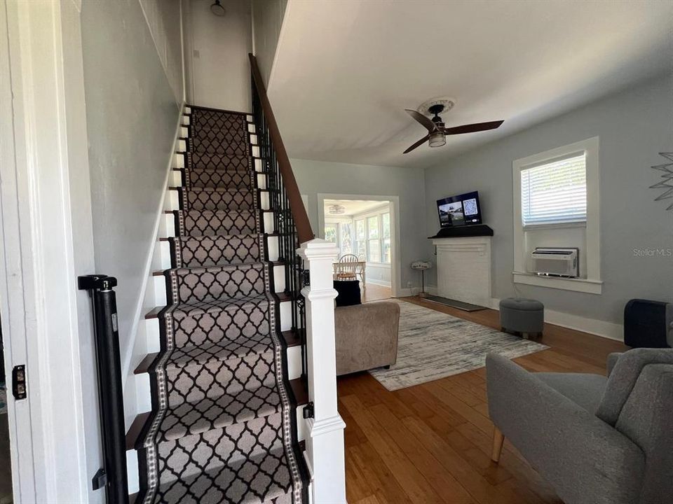 For Rent: $1,900 (3 beds, 2 baths, 1303 Square Feet)