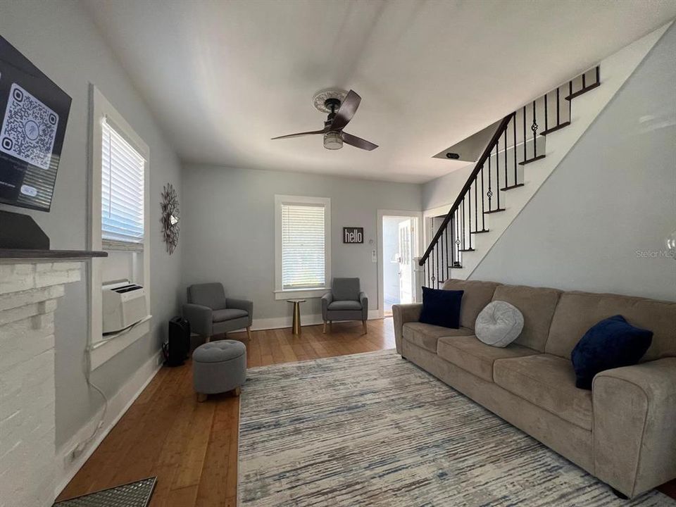 For Rent: $1,900 (3 beds, 2 baths, 1303 Square Feet)