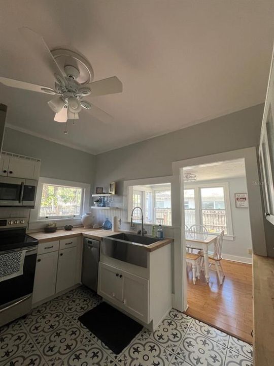 For Rent: $1,900 (3 beds, 2 baths, 1303 Square Feet)