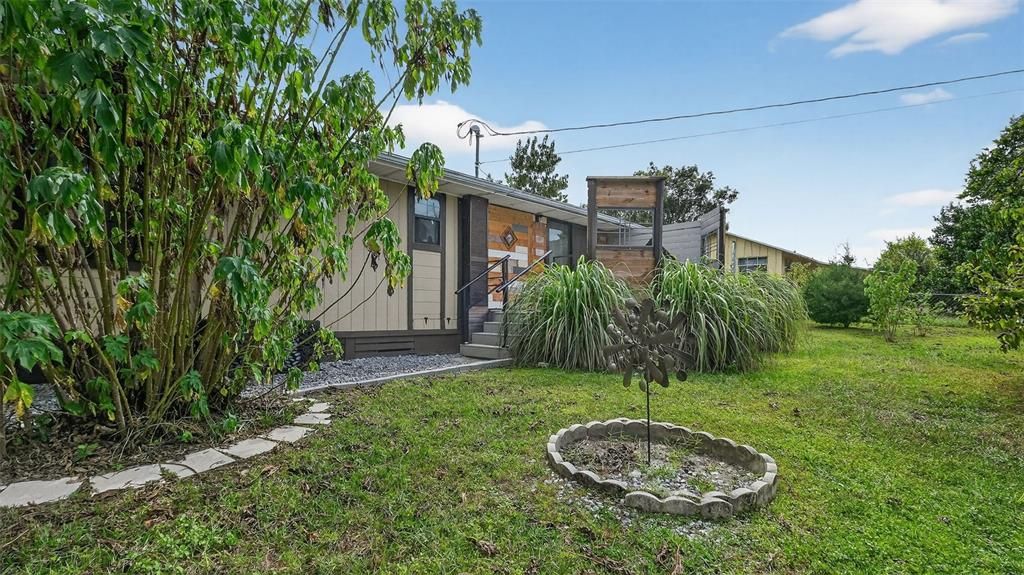 Active With Contract: $229,000 (2 beds, 1 baths, 790 Square Feet)