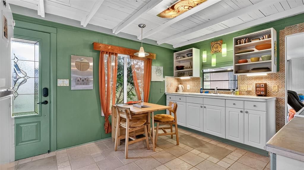 Active With Contract: $229,000 (2 beds, 1 baths, 790 Square Feet)