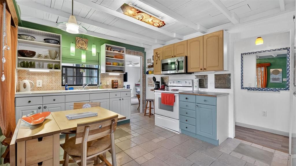 Active With Contract: $229,000 (2 beds, 1 baths, 790 Square Feet)