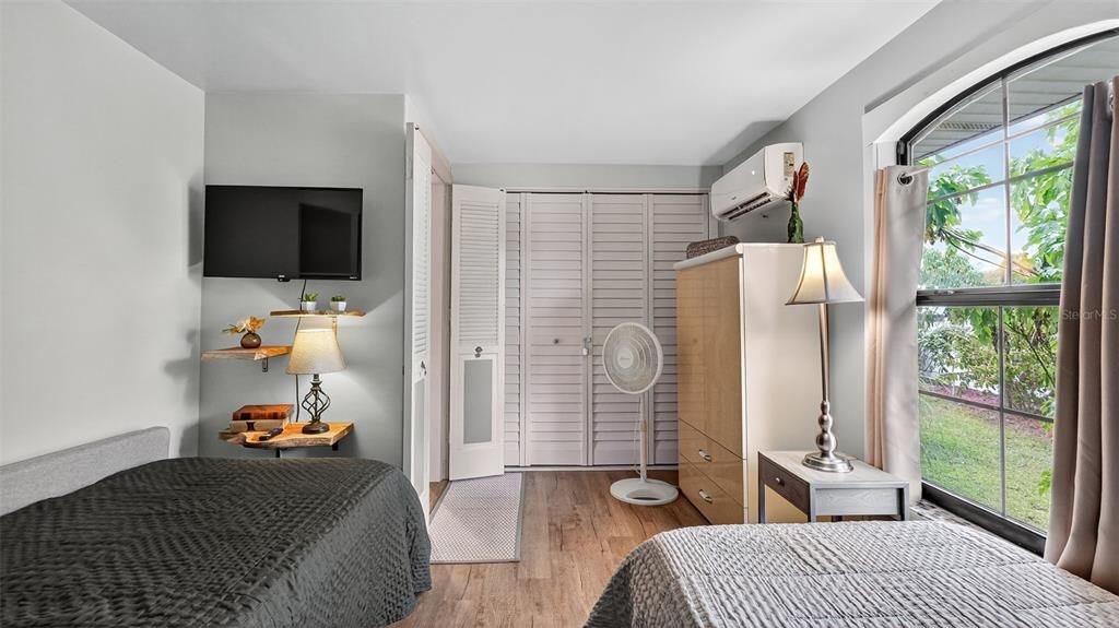 Active With Contract: $229,000 (2 beds, 1 baths, 790 Square Feet)