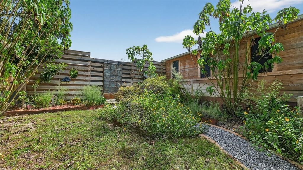 Active With Contract: $229,000 (2 beds, 1 baths, 790 Square Feet)