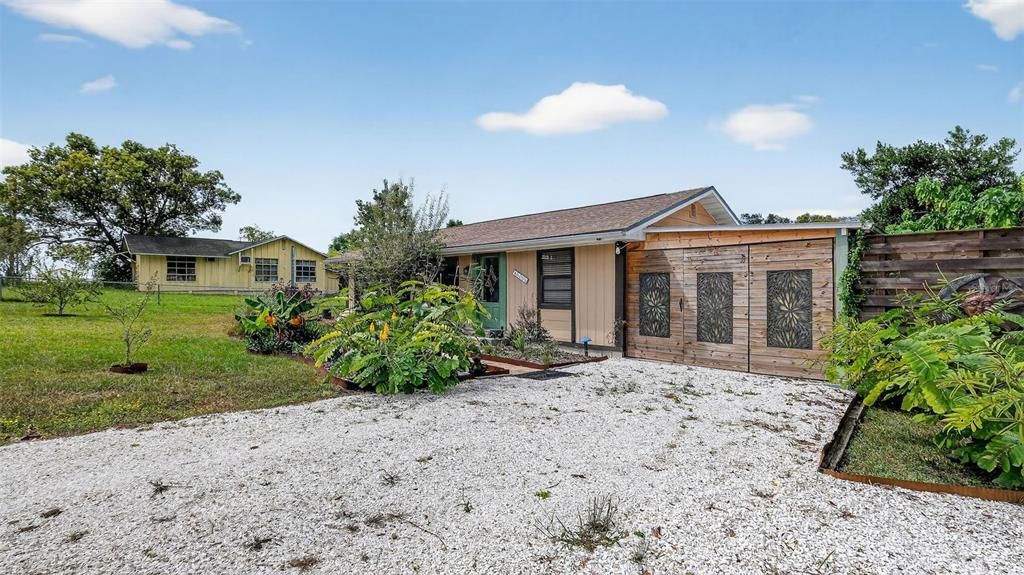 Active With Contract: $229,000 (2 beds, 1 baths, 790 Square Feet)