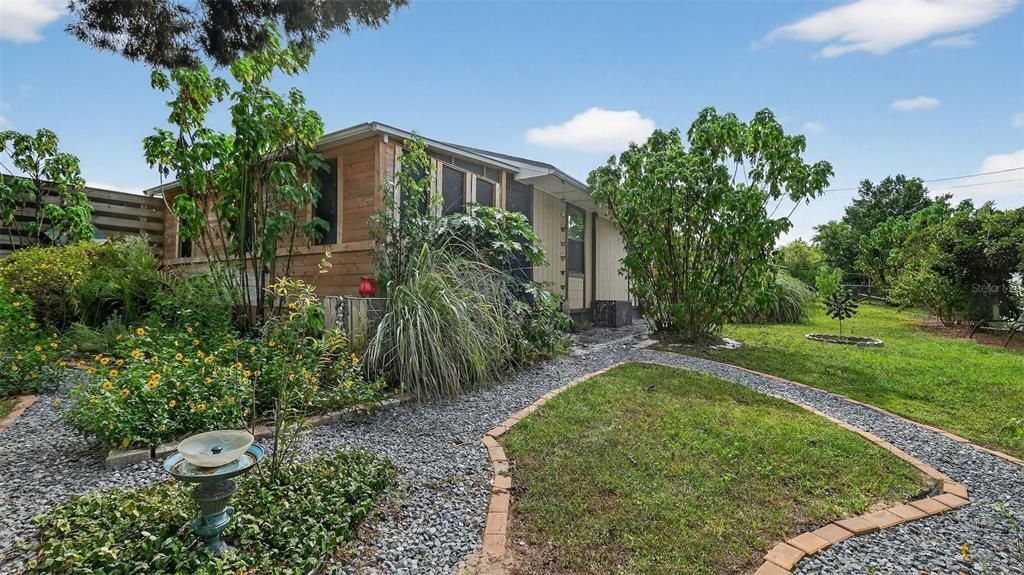 Active With Contract: $229,000 (2 beds, 1 baths, 790 Square Feet)