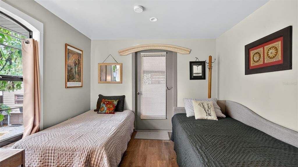 Active With Contract: $229,000 (2 beds, 1 baths, 790 Square Feet)