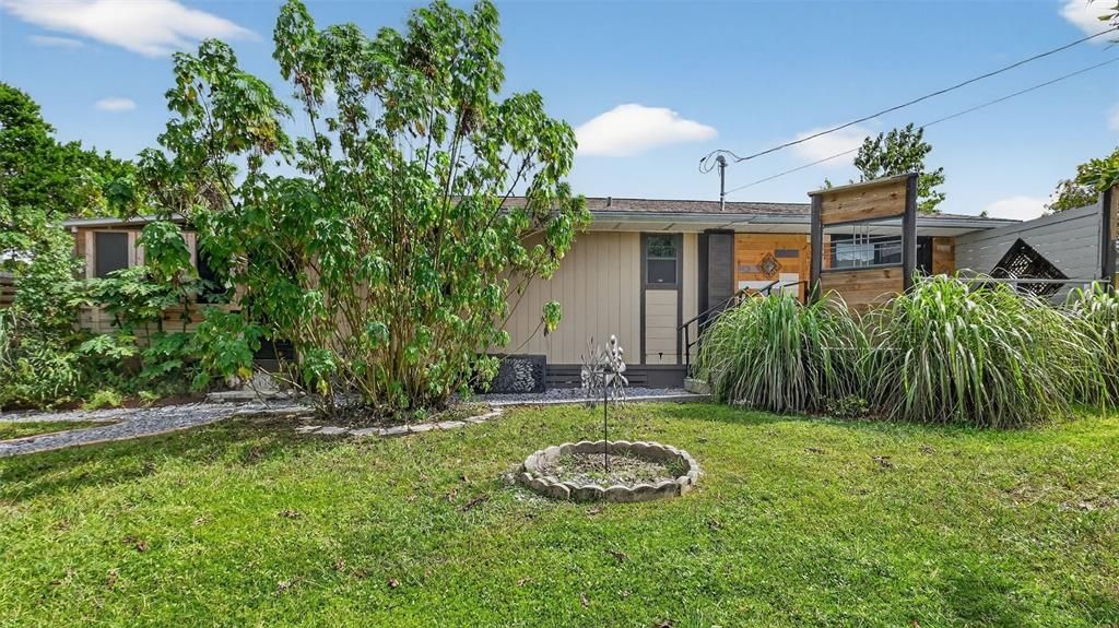 Active With Contract: $229,000 (2 beds, 1 baths, 790 Square Feet)