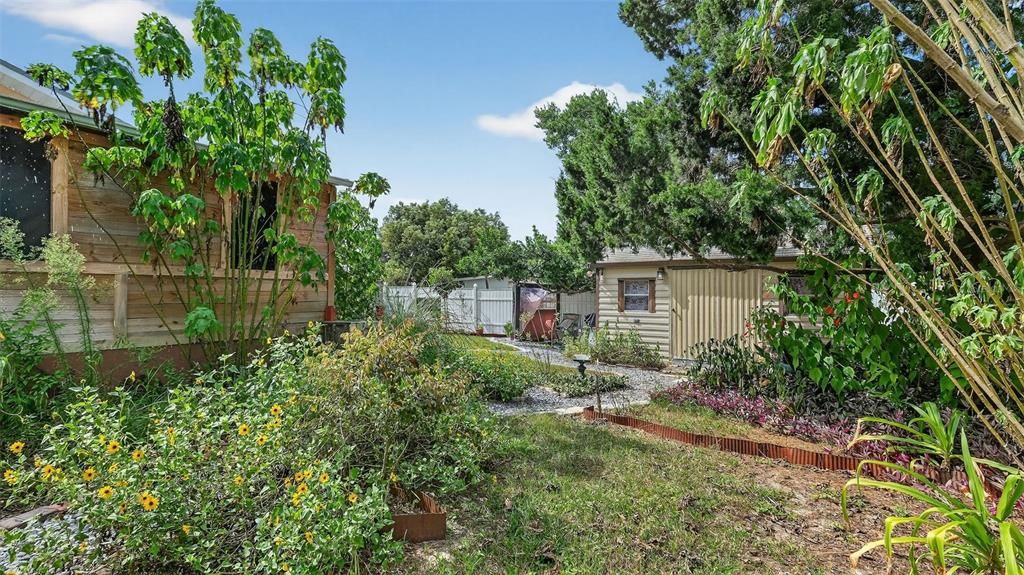 Active With Contract: $229,000 (2 beds, 1 baths, 790 Square Feet)