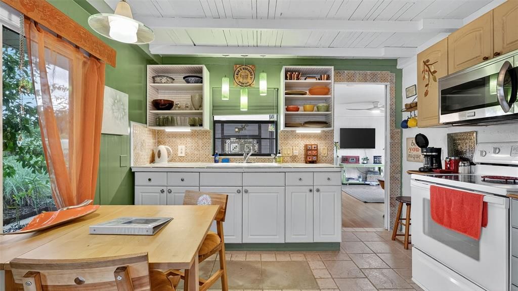 Active With Contract: $229,000 (2 beds, 1 baths, 790 Square Feet)