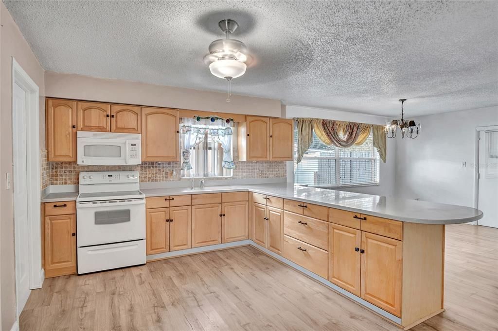 Под контрактом: $299,000 (3 спален, 2 ванн, 1225 Квадратных фут)