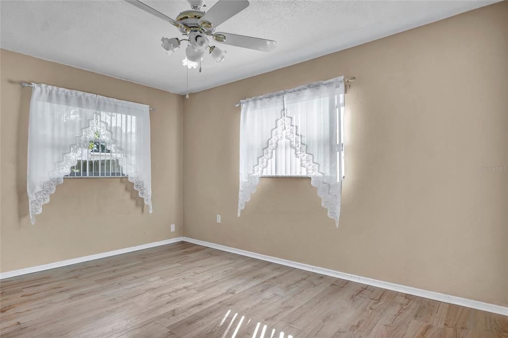 Под контрактом: $299,000 (3 спален, 2 ванн, 1225 Квадратных фут)