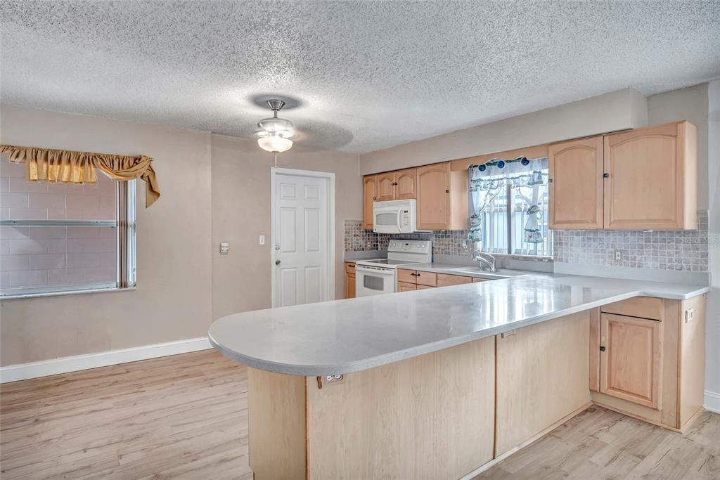 Под контрактом: $299,000 (3 спален, 2 ванн, 1225 Квадратных фут)