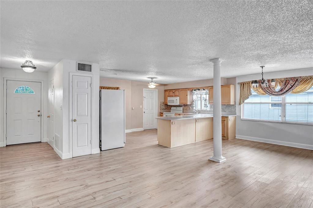 Под контрактом: $299,000 (3 спален, 2 ванн, 1225 Квадратных фут)