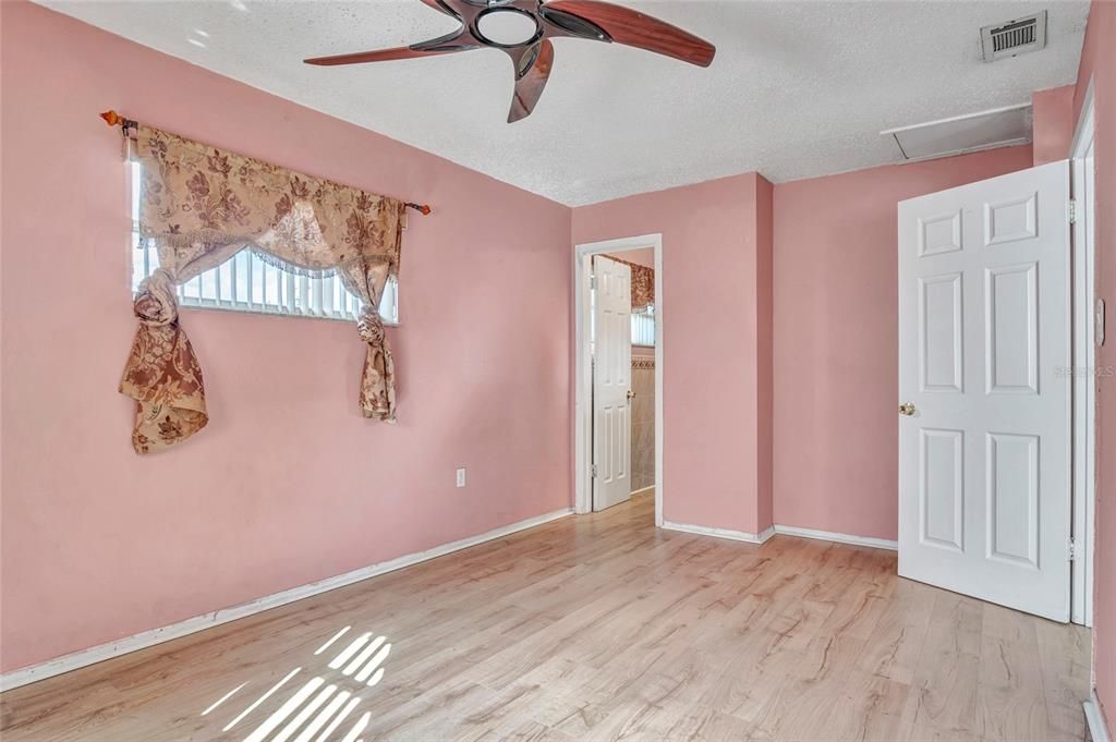 Под контрактом: $299,000 (3 спален, 2 ванн, 1225 Квадратных фут)