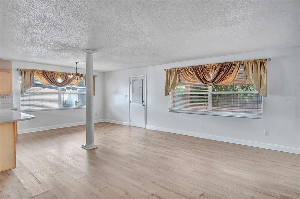 Под контрактом: $299,000 (3 спален, 2 ванн, 1225 Квадратных фут)