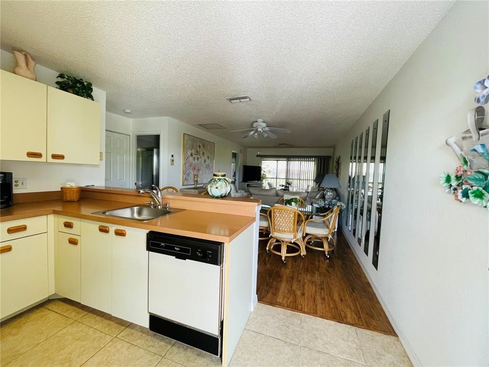 For Rent: $2,400 (2 beds, 2 baths, 860 Square Feet)