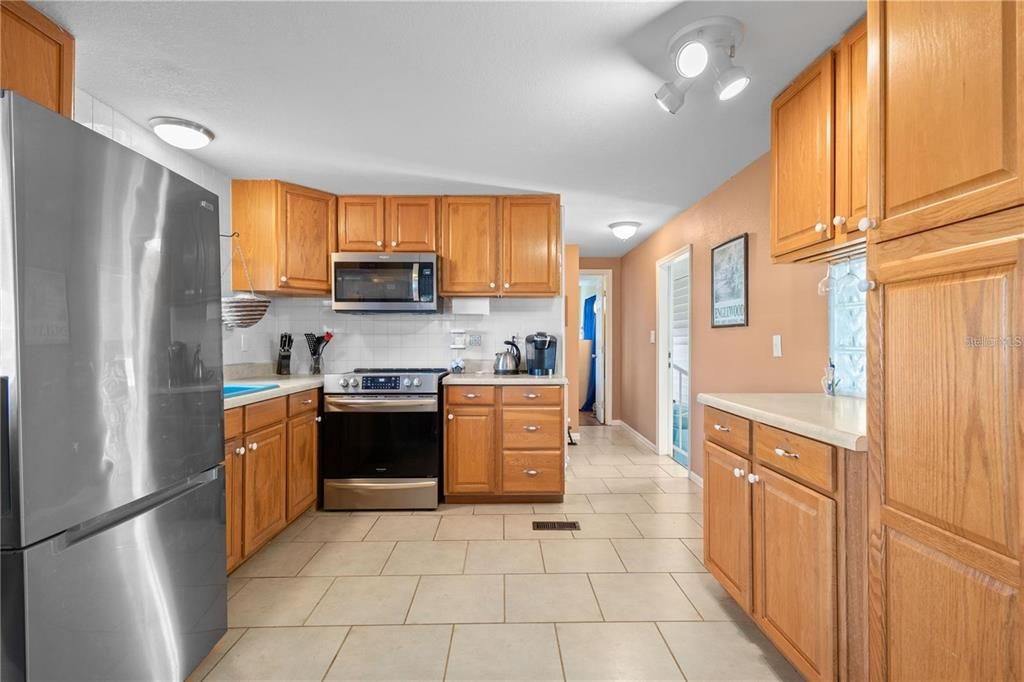 For Sale: $139,900 (2 beds, 1 baths, 744 Square Feet)