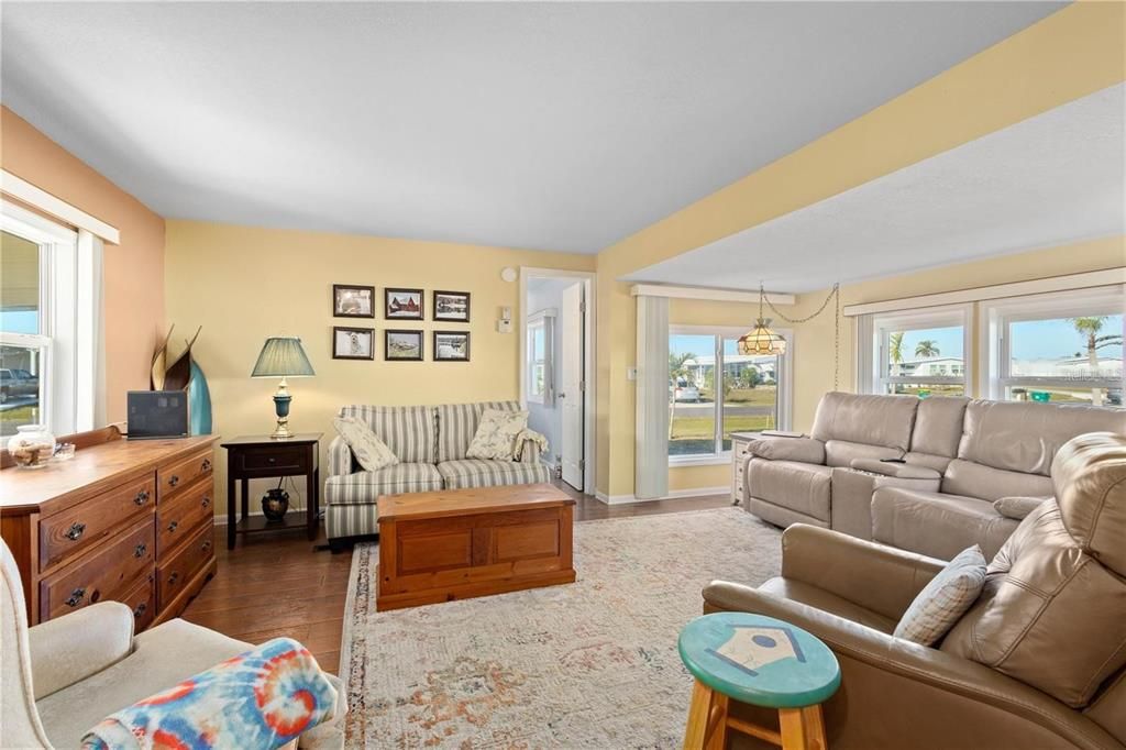 For Sale: $139,900 (2 beds, 1 baths, 744 Square Feet)