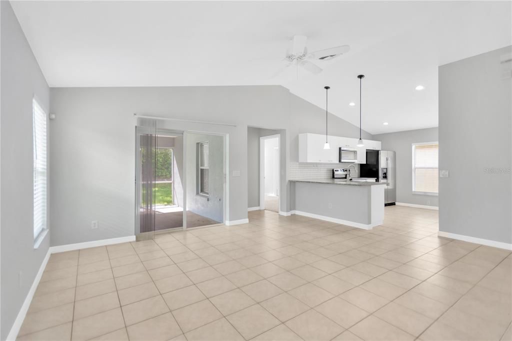 合同活跃: $1,895 (3 贝兹, 2 浴室, 1149 平方英尺)