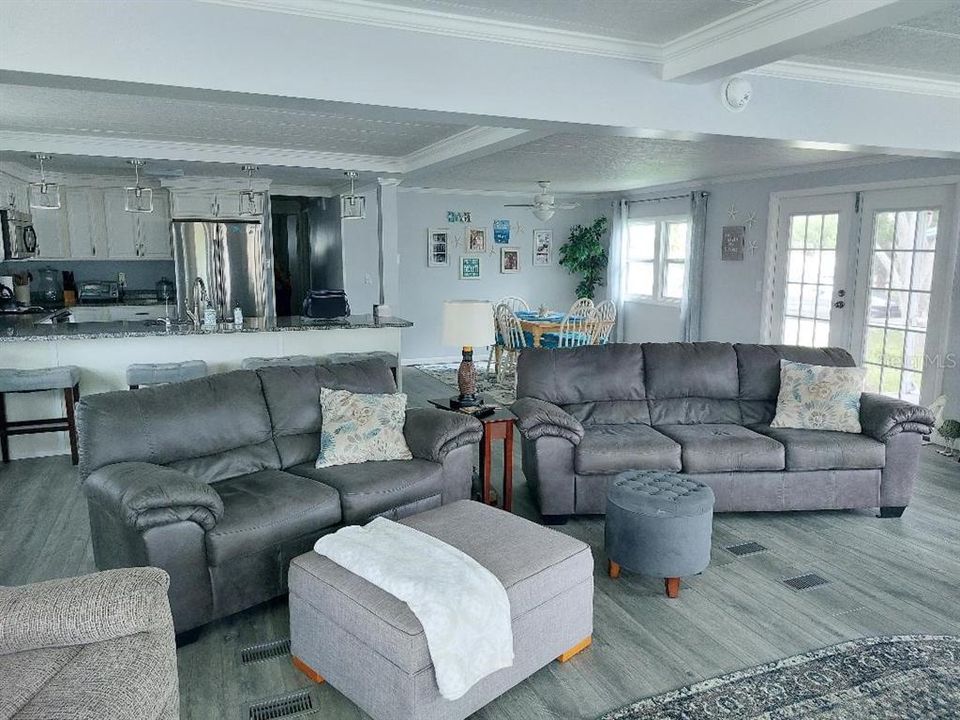 For Sale: $379,900 (2 beds, 2 baths, 1344 Square Feet)