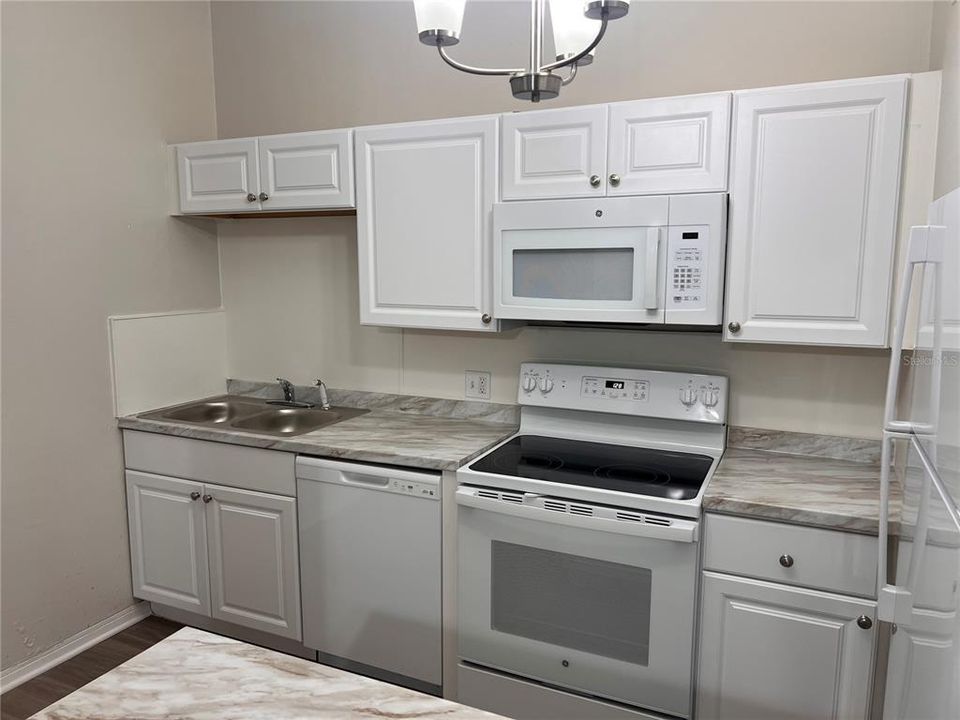 Active With Contract: $1,850 (2 beds, 2 baths, 1398 Square Feet)
