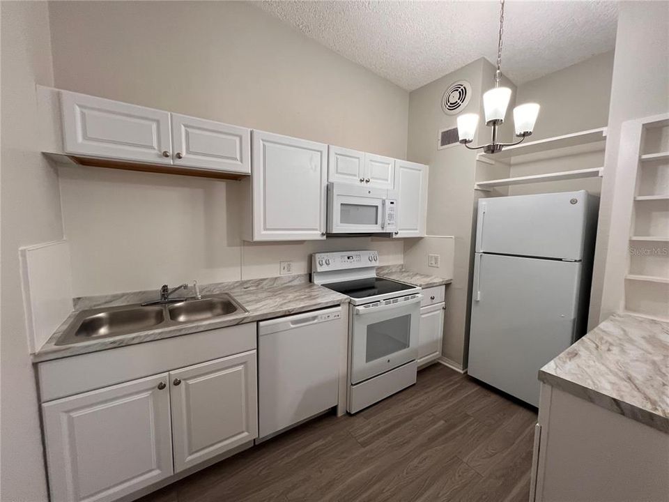 Active With Contract: $1,850 (2 beds, 2 baths, 1398 Square Feet)