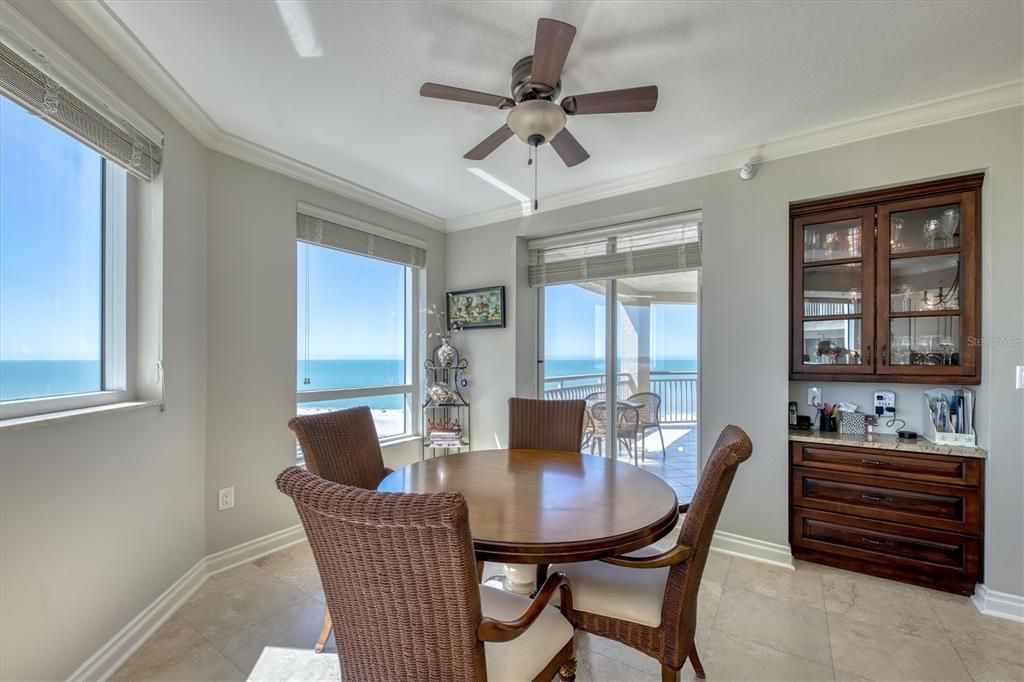 合同活跃: $2,450,000 (3 贝兹, 3 浴室, 2521 平方英尺)