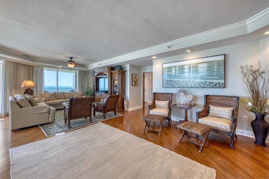 合同活跃: $2,450,000 (3 贝兹, 3 浴室, 2521 平方英尺)