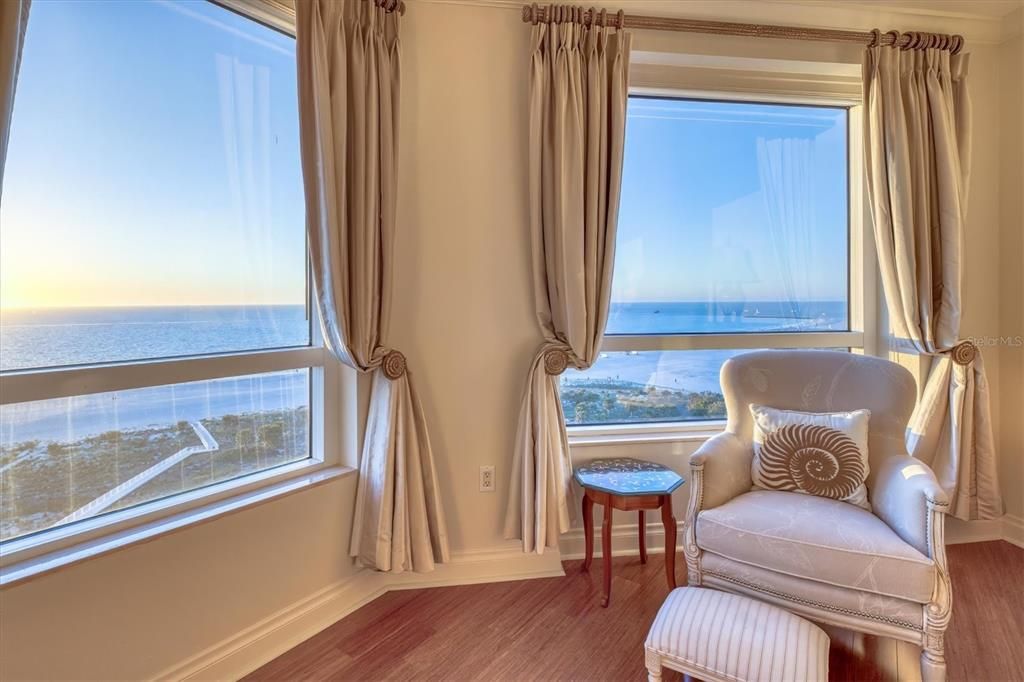 合同活跃: $2,450,000 (3 贝兹, 3 浴室, 2521 平方英尺)