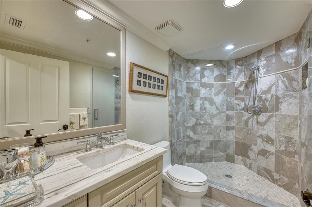 合同活跃: $2,450,000 (3 贝兹, 3 浴室, 2521 平方英尺)