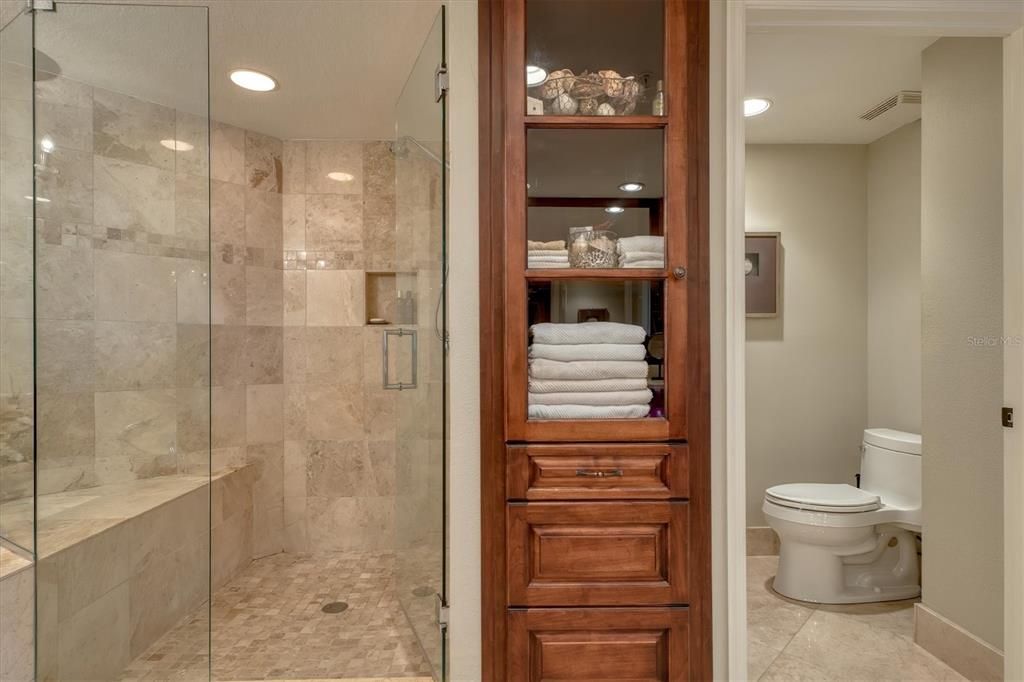 合同活跃: $2,450,000 (3 贝兹, 3 浴室, 2521 平方英尺)