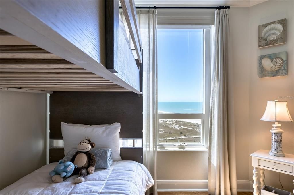 合同活跃: $2,450,000 (3 贝兹, 3 浴室, 2521 平方英尺)