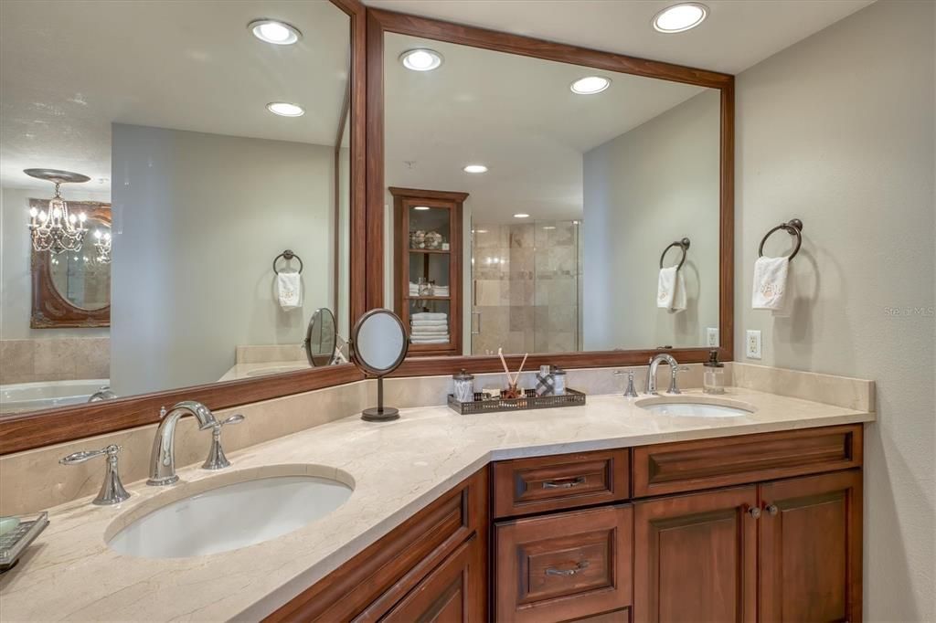 合同活跃: $2,450,000 (3 贝兹, 3 浴室, 2521 平方英尺)