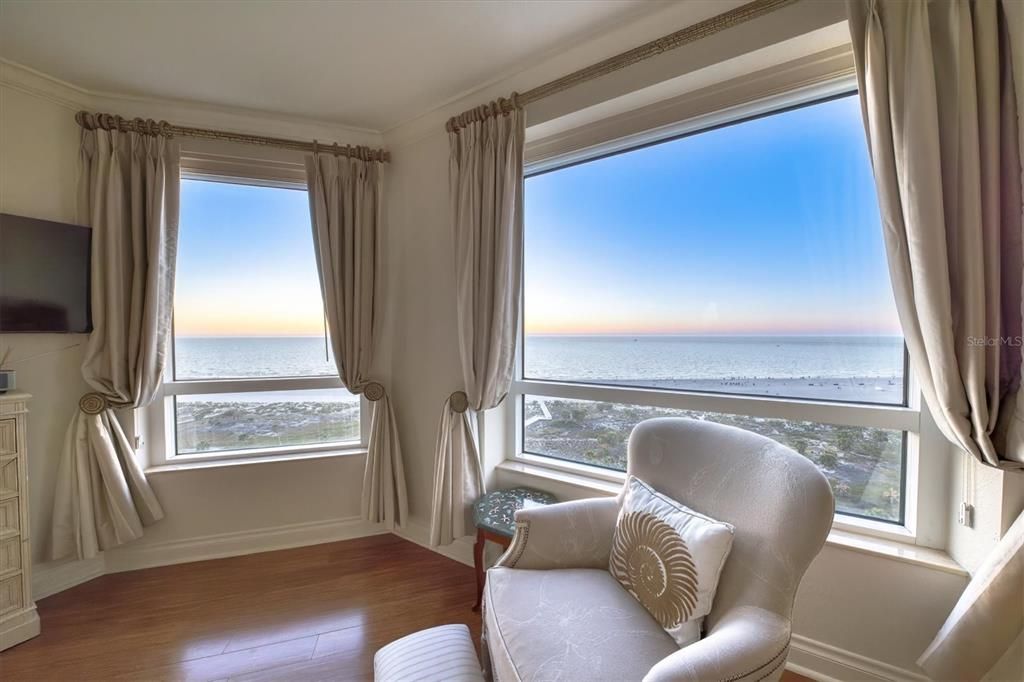 合同活跃: $2,450,000 (3 贝兹, 3 浴室, 2521 平方英尺)