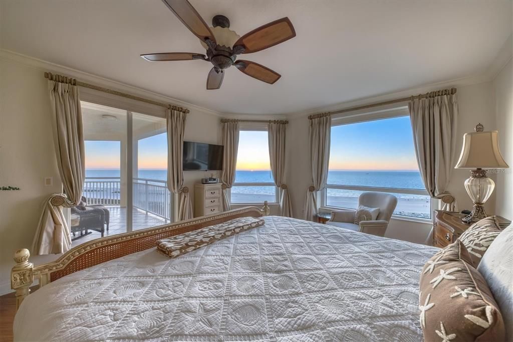 合同活跃: $2,450,000 (3 贝兹, 3 浴室, 2521 平方英尺)