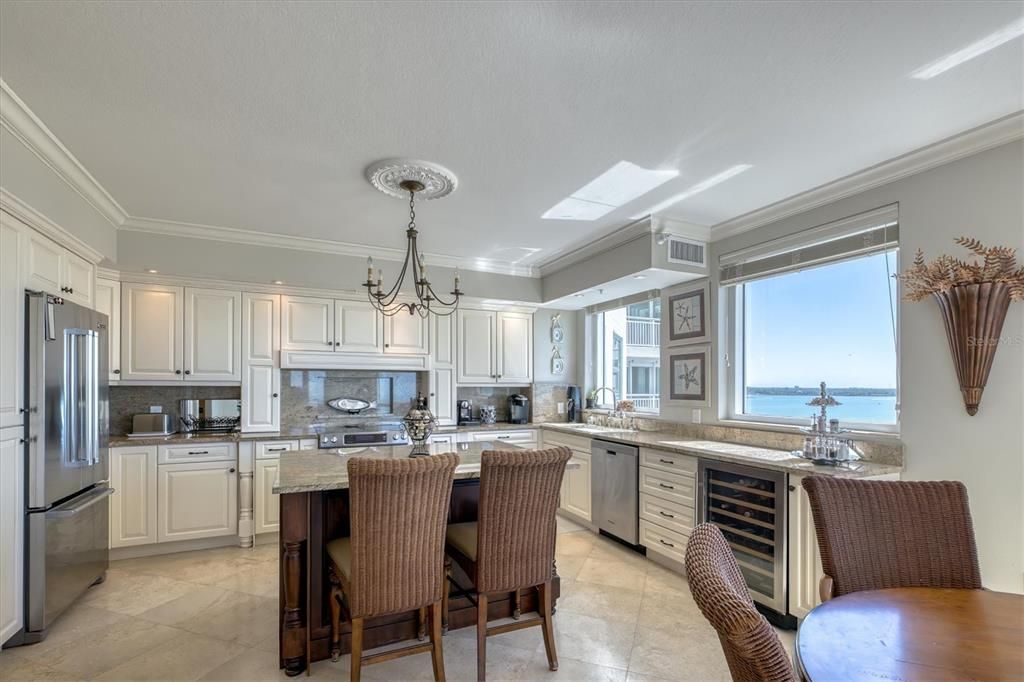 合同活跃: $2,450,000 (3 贝兹, 3 浴室, 2521 平方英尺)