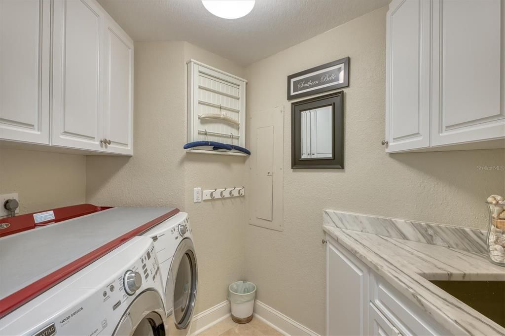 合同活跃: $2,450,000 (3 贝兹, 3 浴室, 2521 平方英尺)