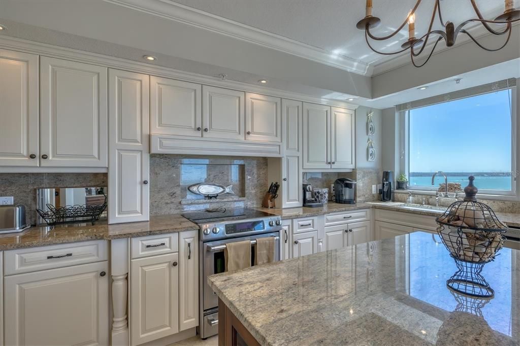 合同活跃: $2,450,000 (3 贝兹, 3 浴室, 2521 平方英尺)