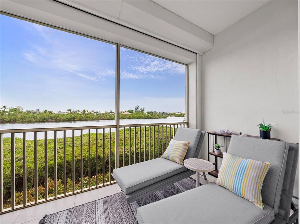 Под контрактом: $625,000 (2 спален, 2 ванн, 1688 Квадратных фут)