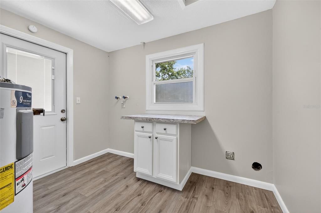 Active With Contract: $349,900 (2 beds, 1 baths, 1056 Square Feet)