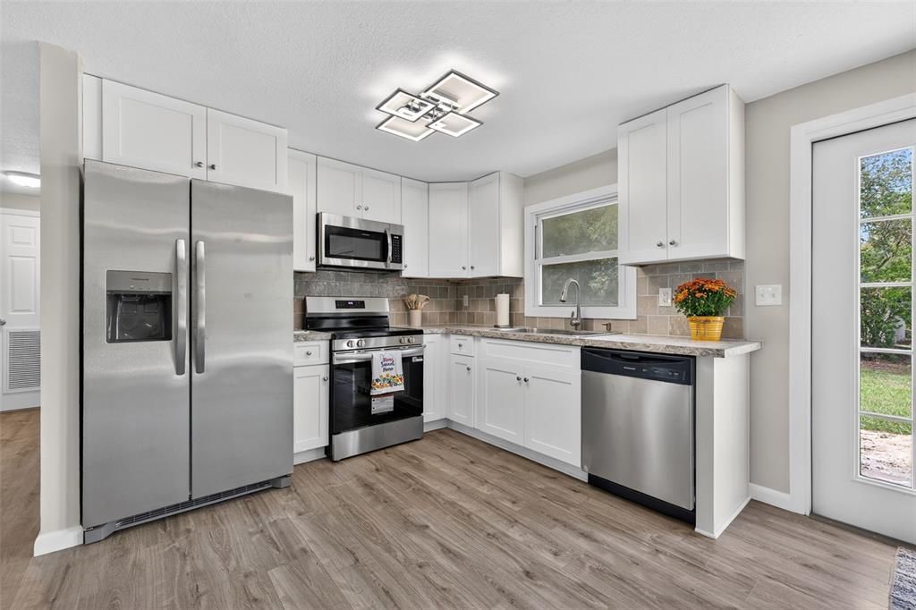 Active With Contract: $349,900 (2 beds, 1 baths, 1056 Square Feet)