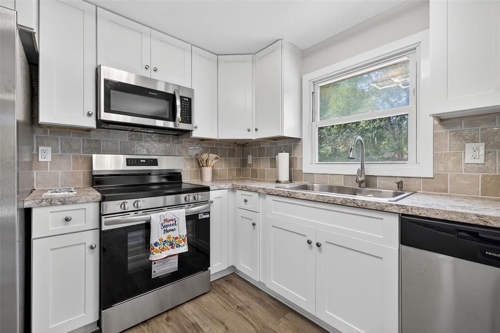 Active With Contract: $349,900 (2 beds, 1 baths, 1056 Square Feet)