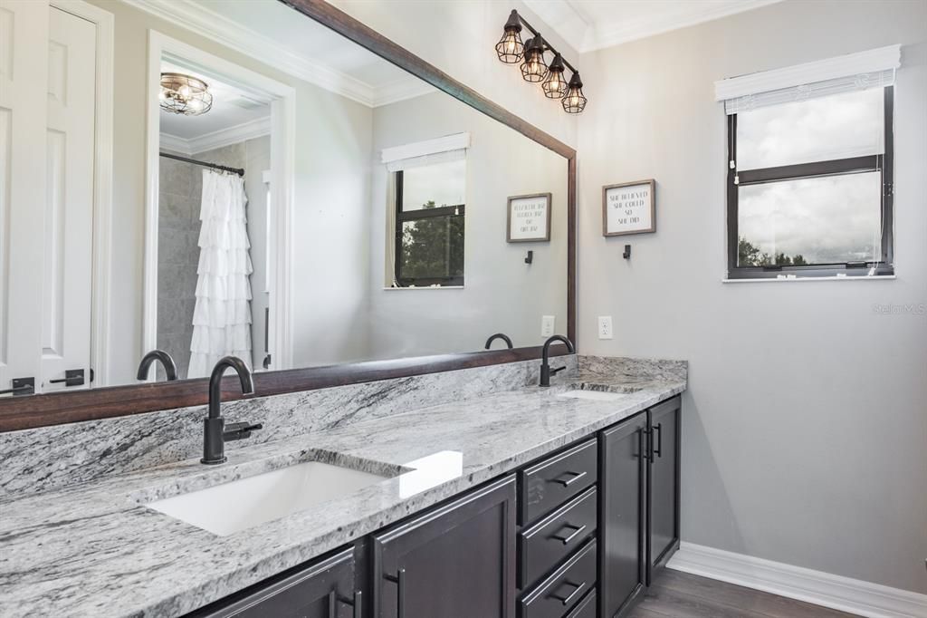 На продажу: $849,000 (5 спален, 3 ванн, 3915 Квадратных фут)