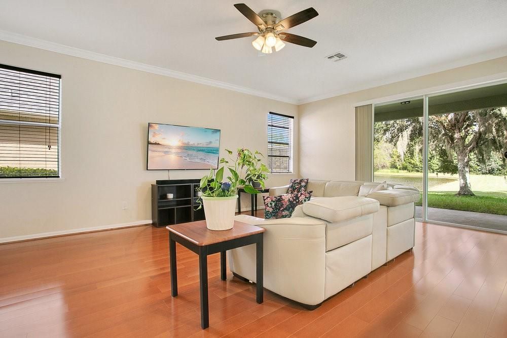 En Venta: $615,000 (4 camas, 2 baños, 2945 Pies cuadrados)