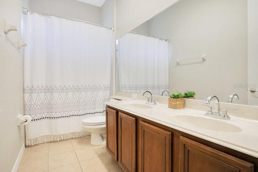 En Venta: $615,000 (4 camas, 2 baños, 2945 Pies cuadrados)