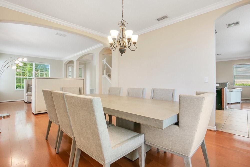 En Venta: $615,000 (4 camas, 2 baños, 2945 Pies cuadrados)